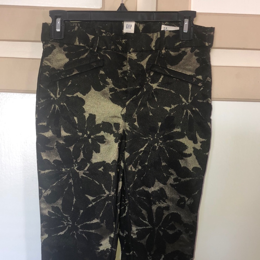 Like new skinny ankle pants black/gold